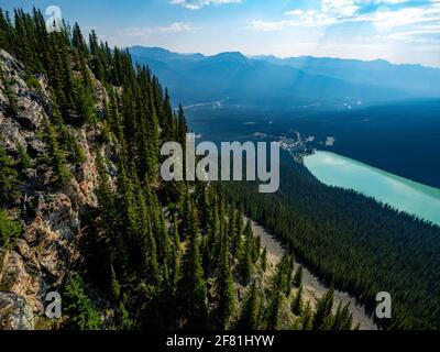 petite vue sur le lac turquoise depuis le sommet d'un proche par montagne Banque D'Images