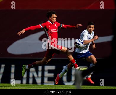 Liverpool. 11 avril 2021. Le Trent Alexander-Arnold (L) de Liverpool participe au match de la Premier League entre le Liverpool FC et le Aston Villa FC à Anfield à Liverpool, en Grande-Bretagne, le 10 avril 2021. Credit: Xinhua/Alay Live News Banque D'Images