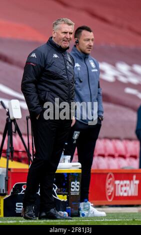 Liverpool. 11 avril 2021. Dean Smith (L), directeur d'Aston Villa, et John Terry, entraîneur adjoint, sont vus lors du match de la Premier League entre le Liverpool FC et le Aston Villa FC à Anfield, à Liverpool, en Grande-Bretagne, le 10 avril 2021. Credit: Xinhua/Alay Live News Banque D'Images