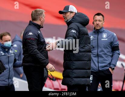 Liverpool. 11 avril 2021. Jurgen Klopp (R), directeur de Liverpool, s'entretient avec Dean Smith, directeur d'Aston Villa, lors du match de la première ligue entre le Liverpool FC et le Aston Villa FC à Anfield à Liverpool, en Grande-Bretagne, le 10 avril 2021. Credit: Xinhua/Alay Live News Banque D'Images