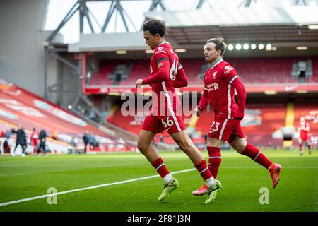 Liverpool. 11 avril 2021. Le Trent Alexander-Arnold (L) de Liverpool célèbre avec ses coéquipiers après avoir remporté le deuxième but lors du match de la Premier League entre le Liverpool FC et le Aston Villa FC à Anfield à Liverpool, en Grande-Bretagne, le 10 avril 2021. Credit: Xinhua/Alay Live News Banque D'Images