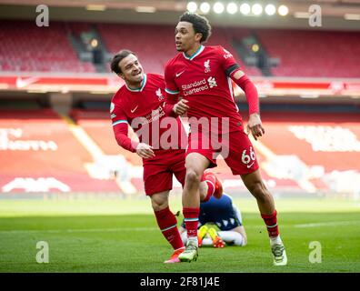 Liverpool. 11 avril 2021. Le 10 avril 2021, Trent Alexander-Arnold (R) de Liverpool célèbre avec ses coéquipiers le deuxième but remporté lors du match de la Premier League entre le Liverpool FC et le Aston Villa FC à Anfield à Liverpool, en Grande-Bretagne. Credit: Xinhua/Alay Live News Banque D'Images