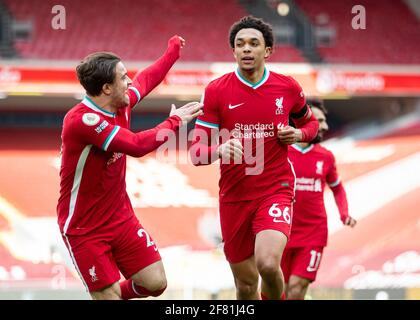 Liverpool. 11 avril 2021. Le Trent Alexander-Arnold (C) de Liverpool célèbre avec son coéquipier Xherdan Shaqiri après avoir remporté le deuxième but lors du match de la Premier League entre le Liverpool FC et le Aston Villa FC à Anfield à Liverpool, en Grande-Bretagne, le 10 avril 2021. Credit: Xinhua/Alay Live News Banque D'Images