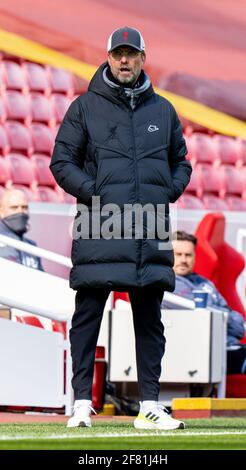 Liverpool. 11 avril 2021. Jurgen Klopp, directeur de Liverpool, réagit lors du match de la Premier League entre le Liverpool FC et le Aston Villa FC à Anfield à Liverpool, en Grande-Bretagne, le 10 avril 2021. Credit: Xinhua/Alay Live News Banque D'Images