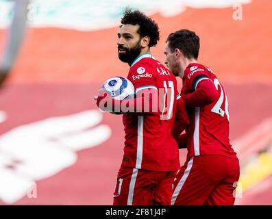 Liverpool. 11 avril 2021. Mohamed Salah (L) de Liverpool célèbre après avoir obtenu son score lors du match de la Premier League entre le Liverpool FC et le Aston Villa FC à Anfield à Liverpool, en Grande-Bretagne, le 10 avril 2021. Credit: Xinhua/Alay Live News Banque D'Images