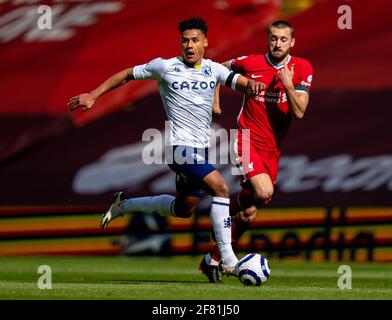 Liverpool. 11 avril 2021. Ollie Watkins (L) d'Aston Villa dépasse Nathaniel Phillips de Liverpool lors du match de la Premier League entre le Liverpool FC et le Aston Villa FC à Anfield à Liverpool, en Grande-Bretagne, le 10 avril 2021. Credit: Xinhua/Alay Live News Banque D'Images