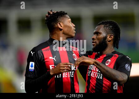 Parme, Italie. 10 avril 2021. Rafael Leao (L) d'AC Milan célèbre son but avec son coéquipier Frank Kessie lors d'un match de football entre Parme et AC Milan à Parme, Italie, le 10 avril 2021. Crédit: Alberto Lingria/Xinhua/Alay Live News Banque D'Images