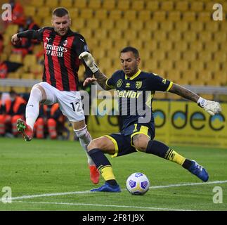 Parme, Italie. 10 avril 2021. Ante Rebic (L) d'AC Milan est en vière avec le gardien de Parme Luigi Sepe lors d'un match de football entre Parme et AC Milan à Parme, Italie, le 10 avril 2021. Crédit: Alberto Lingria/Xinhua/Alay Live News Banque D'Images