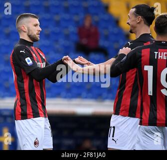 Parme, Italie. 10 avril 2021. Ante Rebic (L) d'AC Milan fête avec Zlatan Ibrahimovic lors d'un match de football entre Parme et AC Milan à Parme, Italie, le 10 avril 2021. Crédit: Alberto Lingria/Xinhua/Alay Live News Banque D'Images