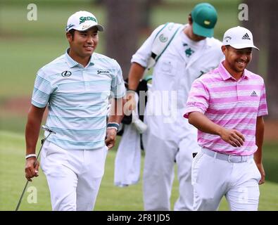 Augusta, États-Unis. 11 avril 2021. Hideki Matsuyama, à gauche, et Xander Schauffele sont tous souriants après qu'ils ont tous deux fait des puttes d'aigle sur le 15ème vert lors de la troisième ronde des maîtres, le samedi 10 avril 2021, à Augusta, Géorgie. (Photo de Curtis Compton/Atlanta Journal-Constitution/TNS/Sipa USA) crédit: SIPA USA/Alay Live News Banque D'Images