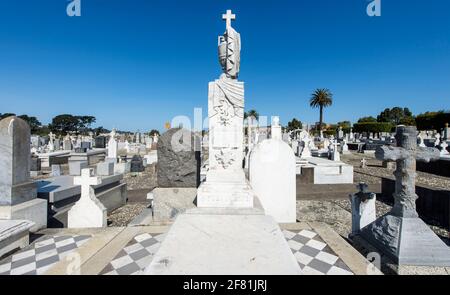 Colma, Californie, États-Unis. 10 avril 2021. Établi comme une nécropole de 2.25 milles carrés en 1924, un lieu pour San Francisco d'enterrer ses morts, la ville de Colma, Californie (devise: ''c'est grand d'être vivant dans Colma!'') est actuellement le domicile de 1,302 habitants au-dessus du sol et de 1.5 millions en dessous. Parmi les 17 cimetières de Colma, on compte William Randolph Hearst, Wyatt EARP, Joe DiMaggio et Levi Strauss. Crédit : Brian Cahn/ZUMA Wire/Alay Live News Banque D'Images