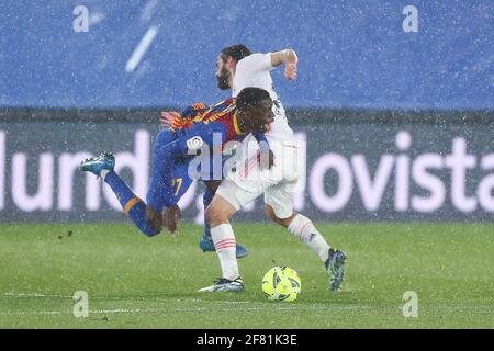 Madrid, Espagne. 10 avril 2021. Le Real Madrid's isco (R) rivalise avec l'Ilaix Moriba de Barcelone lors d'un match de football de la ligue espagnole entre le Real Madrid et le FC Barcelone à Madrid, Espagne, le 10 avril 2021. Crédit: Edward F. Peters/Xinhua/Alay Live News Banque D'Images