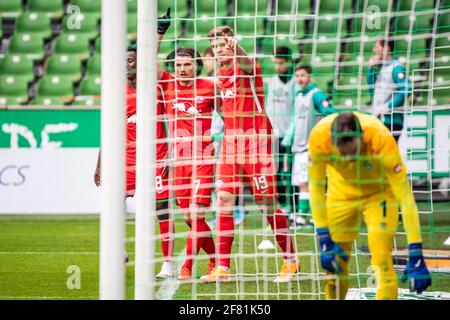 Brême, Allemagne. 10 avril 2021. Marcel Sabitzer (2e L) de Leipzig célèbre son score avec son coéquipier Alexander Sorloth (3e L) lors d'un match allemand de Bundesliga entre SV Werder Bremen et RB Leipzig à Brême, Allemagne, le 10 avril 2021. Credit: Kevin Voigt/Xinhua/Alay Live News Banque D'Images