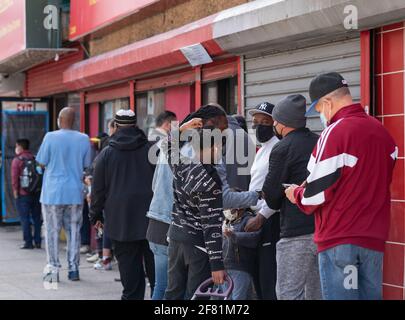 Bronx, États-Unis. 10 avril 2021. Bill de Blasio, maire de New York, visite des chefs religieux de la communauté musulmane dans un site de vaccination en incrustation dans le Bronx. (Photo de Steve Sanchez/Pacific Press) Credit: Pacific Press Media production Corp./Alay Live News Banque D'Images