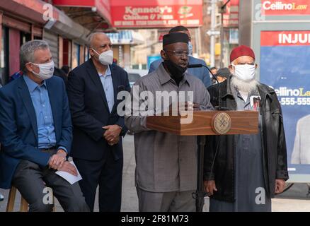 Bronx, États-Unis. 10 avril 2021. Bill de Blasio, maire de New York, visite des chefs religieux de la communauté musulmane dans un site de vaccination en incrustation dans le Bronx. (Photo de Steve Sanchez/Pacific Press) Credit: Pacific Press Media production Corp./Alay Live News Banque D'Images