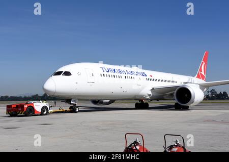 Boeing 787-9 en direction d'IST via PTY à l'aéroport d'Eldorado, Bogotá, Colombie Banque D'Images