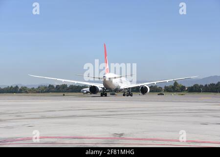 Boeing 787-9 en direction d'IST via PTY à l'aéroport d'Eldorado, Bogotá, Colombie Banque D'Images