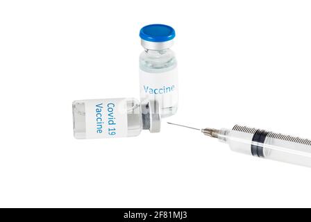 Flacons de vaccin Covid-19 avec aiguille hypodermique isolés sur du blanc Banque D'Images