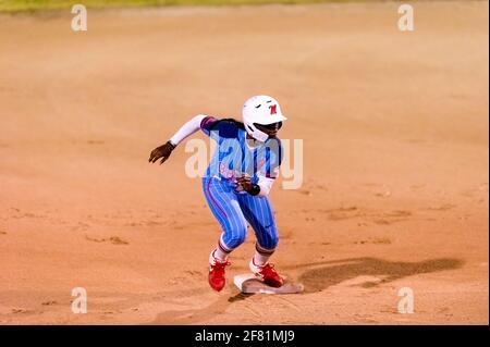 Un joueur de Ole Miss tente de voler la deuxième base dans le tournoi de softball annuel PV Challenge à Puerto vallarta, Jalisco Mexique. Banque D'Images