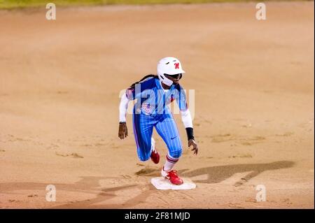 Un joueur de Ole Miss tente de voler la deuxième base dans le tournoi de softball annuel PV Challenge à Puerto vallarta, Jalisco Mexique. Banque D'Images