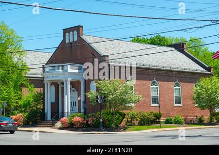 Bibliothèque publique sur main Street dans le centre-ville historique de Medfield en été, Medfield, région de Boston Metro West, Massachusetts ma, Etats-Unis. Banque D'Images