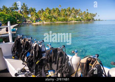 Équipement de plongée sous-marine sur un bateau de plongée amarré au complexe Jean-Michel Cousteau Fiji Islands Resort à Valua Levu, Fidji. Banque D'Images