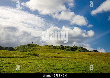 Fagan's Cross sur une colline au-dessus de la ville de Hana, Maui, Hawaii, États-Unis. Banque D'Images