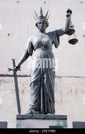 Statue de la Justice de la Dame avec l'épée dans une main et les échelles de justice dans l'autre Banque D'Images