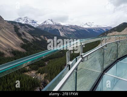 pont en verre sur une vallée dans les montagnes sur un jour nuageux Banque D'Images