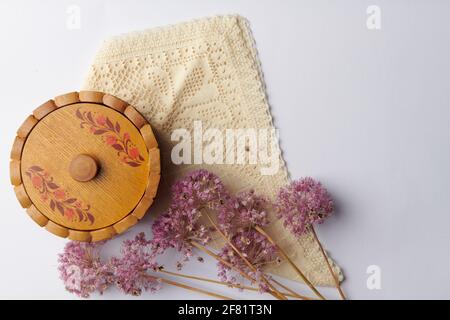 fleurs de lilas à côté d'un baril sur fond blanc sur une serviette Banque D'Images