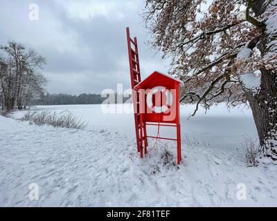 Un anneau de sauvetage dans un lac gelé à Nymphenburger Schlosspark à Munich, en Allemagne Banque D'Images