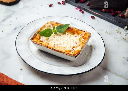Plat de lasagne italien frais sur table Banque D'Images
