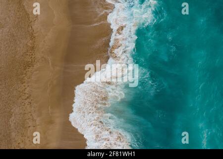 Vague bleue sur une plage de sable. Vue sur la mer Banque D'Images
