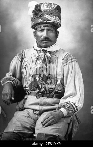 Billy Bowlegs III, alias Billy Fewell ou Cofehapkee (1862–1965), aîné Seminole (également d'origine afro-américaine) et historien tribal, dans un portrait de 1911. Bowlegs était le petit-fils d'Osceola et était membre du Clan Snake. Banque D'Images