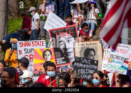 Washington, DC, Etats-Unis, 10 avril 2021. En photo : des manifestants ont des panneaux réclamant la liberté d'Aung San Suu Kyi, conseiller d'État du Myanmar (l'équivalent du Premier ministre) lors d'un rassemblement en dehors du consulat du Myanmar contre le coup d'État militaire. Crédit : Allison C Bailey/Alay Live News Banque D'Images