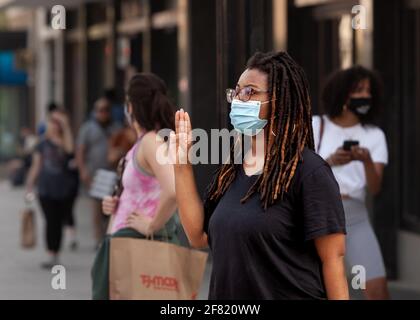 Washington, DC, Etats-Unis, 10 avril 2021. En photo : un spectateur se tient en solidarité silencieuse avec les centaines de manifestants qui marchent contre le coup d'État en Birmanie. Crédit : Allison C Bailey/Alay Live News Banque D'Images