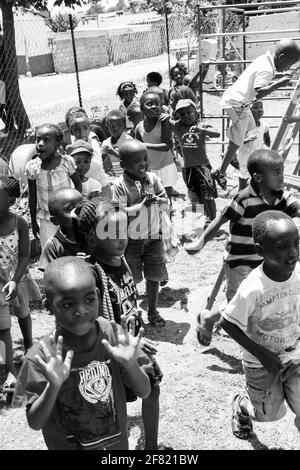 JOHANNESBURG, AFRIQUE DU SUD - 13 mars 2021: Soweto, Afrique du Sud - 16 novembre 2012: Jeunes enfants d'âge préscolaire africains jouant dans le terrain de jeu d'une kinde Banque D'Images