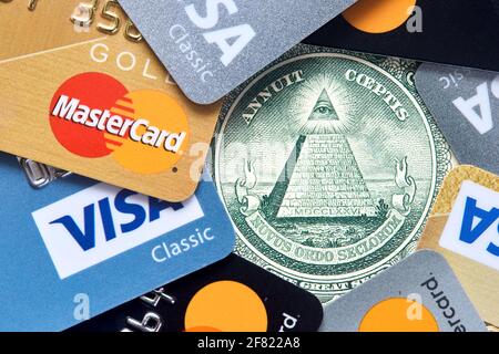 Grodno, Bélarus - avril 2021 : théorie du complot du concept des paiements sans espèces. Tous voyant Eye and Pyramid sur USA 1 billet d'un dollar entouré par Banque D'Images