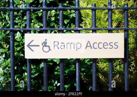 Panneau d'accès à la rampe pour les personnes handicapées en fauteuil roulant à l'entrée Banque D'Images