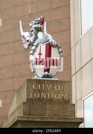 City of London Dragon Boundary Mark, qui représente l'entrée officielle de la City of London. London Bridge, Londres, 2021 Banque D'Images