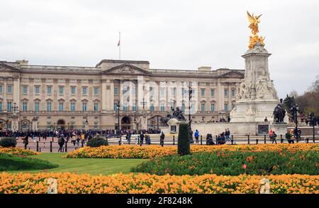 Buckingham Palace, Londres, 2021. Beaucoup de personnes visitant le Palais de Buckingham pour rendre hommage au prince Philip décédé le 9 avril 2021 Banque D'Images