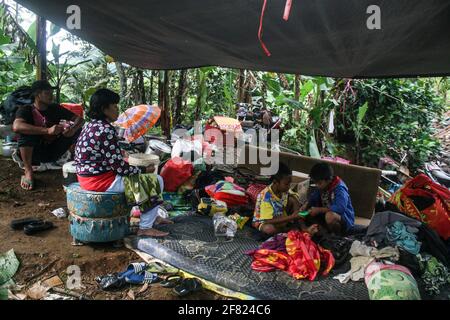 East Java, Indonésie. 11 avril 2021. (Les gens prennent un repos dans un abri temporaire après qu'un séisme de magnitude 6.1 ait frappé le village de Kali Uling à Lumajang, East Java, Indonésie, le 11 avril 2021. Six personnes ont été tuées, une autre grièvement blessée et des dizaines de bâtiments ont été endommagés après un séisme de magnitude 6.1 qui a secoué samedi la province orientale de Java en Indonésie, à l'ouest de l'île, a déclaré les responsables. Le tremblement de terre a frappé à 14 heures crédit: Xinhua/Alamy Live News Banque D'Images