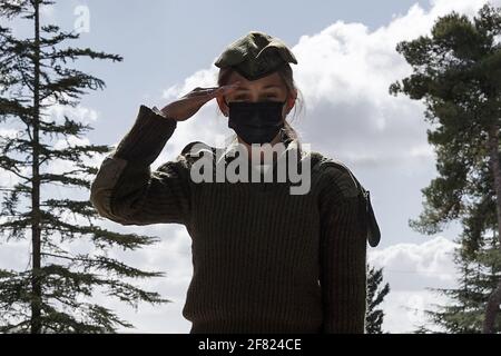 Jérusalem, Israël. 11 avril 2021. Les soldats des FDI placent de petits drapeaux israéliens avec des rubans noirs sur chacune des tombes et saluent les morts au cimetière militaire du Mont-Herzl avant le jour du souvenir, Yom Hazikaron, pour les soldats israéliens tombés et les victimes d'attaques terroristes. Le Memorial Day sera célébré le 14 avril 2021. Crédit : NIR Amon/Alamy Live News Banque D'Images