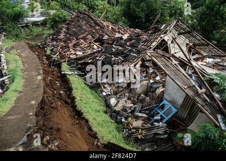 East Java, Indonésie. 11 avril 2021. (Une maison endommagée est vue après un séisme de magnitude 6.1 a frappé Kali Uling village à Lumajang, East Java, Indonésie, le 11 avril 2021. Six personnes ont été tuées, une autre grièvement blessée et des dizaines de bâtiments ont été endommagés après un séisme de magnitude 6.1 qui a secoué samedi la province orientale de Java en Indonésie, à l'ouest de l'île, a déclaré les responsables. Le tremblement de terre a frappé à 14 heures crédit: Xinhua/Alamy Live News Banque D'Images