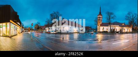 Kuressaare, Estonie. Église du Saint-Laurent Kuressaare dans la soirée Blue Hour. Rue Banque D'Images
