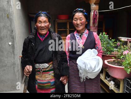 (210411) -- XIGAZE, 11 avril 2021 (Xinhua) -- Lhapa (L) et sa fille posent pour une photo dans le village de Puga de Xigaze, dans la région autonome du Tibet du sud-ouest de la Chine, 20 mars 2021. Lhapa, né en 1945, est un villageois du village de Puga. Quand elle était enfant, sa mère est devenue aveugle en raison du travail excessif et a perdu la capacité de travailler. Le propriétaire du séf l'a chassé du manoir, et la mère de Lhapa a dû supplier partout avec sa sœur pour avoir sa vie. En 1959, lors de la réforme démocratique au Tibet, la famille de Lhapa a finalement été réunifiée et a alloué 24 mu (environ 1.6 hectares) de terre, six moutons et deux vaches. TH Banque D'Images