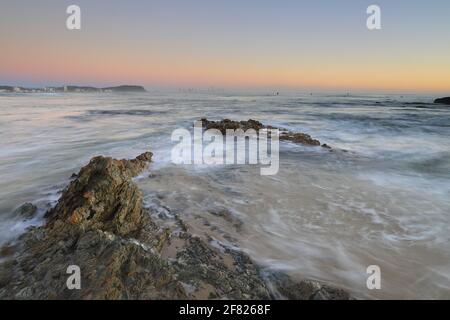 Dawn à Currumbin Alley, Gold Coast, Queensland, Australie. Banque D'Images