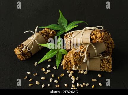 Barres de protéines de chocolat maison avec graines de chanvre et dattes. Nourriture végétalienne saine Banque D'Images