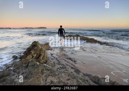 Surfeurs à Currumbin Alley, Gold Coast, Queensland, Australie. Banque D'Images