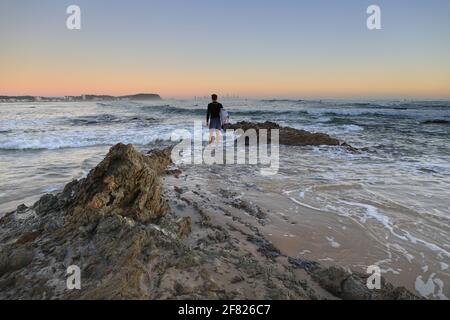 Surfeurs à Currumbin Alley, Gold Coast, Queensland, Australie. Banque D'Images